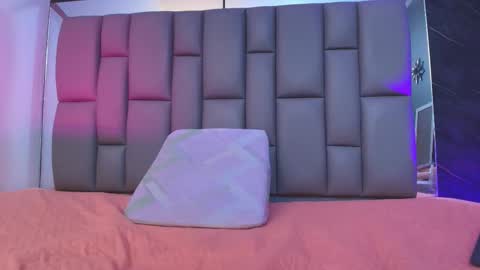 BELLA FLAME online show from October 18, 2025, 7:03 pm