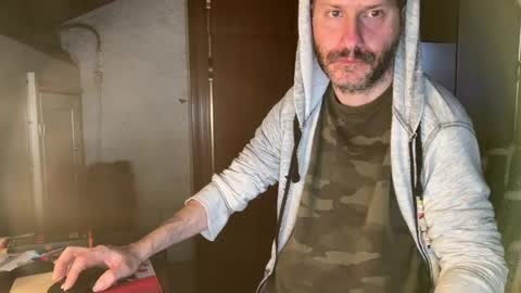 kissofbanned1983 online show from April 22, 2026, 1:12 pm