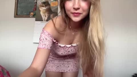 kittengirlxo online show from December 28, 2024, 5:02 am