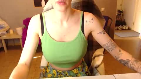 Snapshot of kittylovemoon chatting on May 6, 2026, 12:21 pm KittyloveMoon online show from May 6, 2026, 12:21 pm