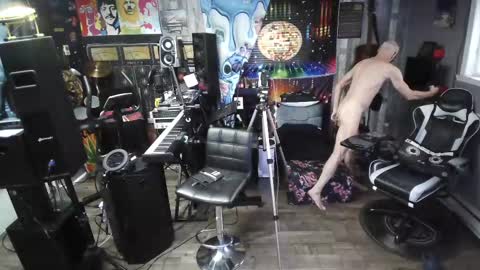 kiveuxmakeu online show from November 7, 2025, 6:52 pm