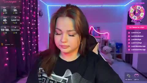 Mia online show from December 15, 2025, 2:43 pm