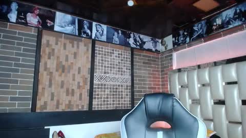 kriss_sweetboobs online show from September 13, 2025, 12:16 pm