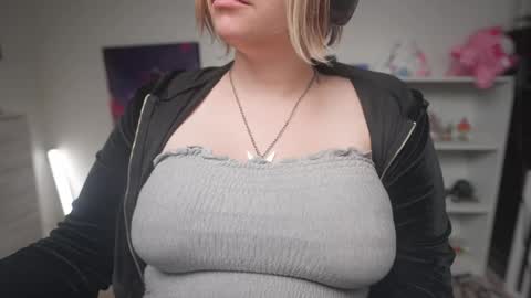 Snapshot of krystalsyxx chatting on October 8, 2025, 10:51 pm Krystal Syx online show from October 8, 2025, 10:51 pm