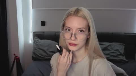 Bella and Alexandra online show from December 18, 2025, 10:32 am