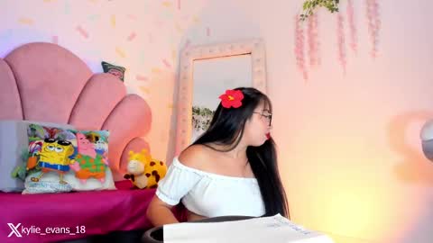 Snapshot of kylie_evans_18 chatting on March 7, 2025, 8:34 am Kylie online show from March 7, 2025, 8:34 am