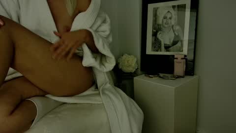 Snapshot of l_blond chatting on December 1, 2024, 6:41 pm Sara Bella online show from December 1, 2024, 6:41 pm