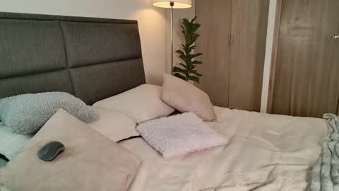    700  1300 -5 online show from February 11, 2026, 12:54 pm