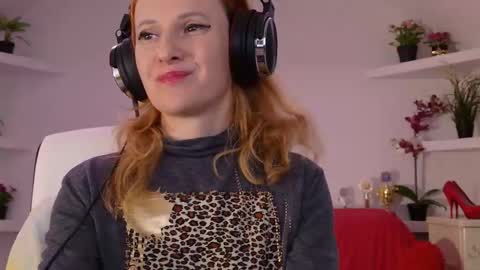 Sima Ladybigsmile online show from September 18, 2025, 6:32 pm