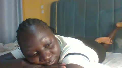 lindah32 online show from November 28, 2025, 11:40 pm