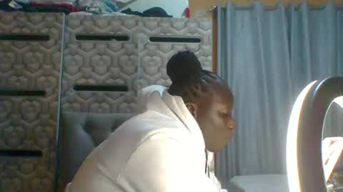 Snapshot of ladyblossoms19 chatting on July 5, 2026, 9:33 pm lindah32 online show from July 5, 2026, 9:33 pm