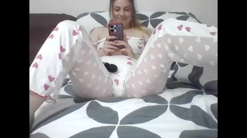 Snapshot of ladymellns chatting on October 17, 2025, 11:18 pm LadyMellns online show from October 17, 2025, 11:18 pm