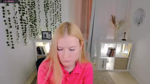 Laly online show from November 21, 2025, 5:22 pm