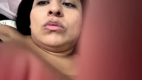 Snapshot of lamaravilla08 chatting on February 6, 2025, 12:22 am Mara online show from February 6, 2025, 12:22 am