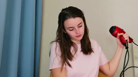 lana_gl online show from May 20, 2026, 7:03 am