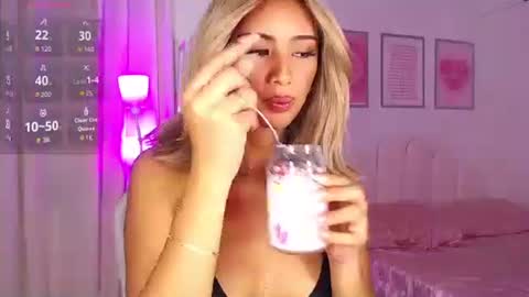 Lana online show from September 18, 2025, 8:22 pm