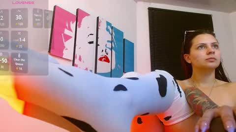 Alana Garcia  online show from November 14, 2025, 11:42 am