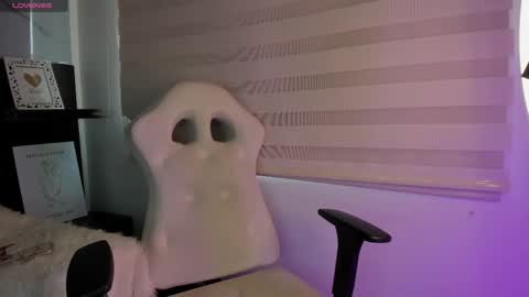 lanna_as online show from March 6, 2025, 3:02 pm