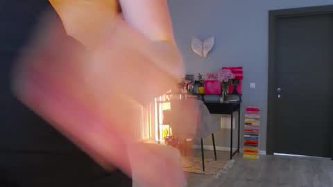 LaraKanes online show from November 5, 2025, 8:58 am