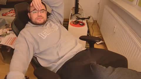 latexboy893 online show from December 17, 2025, 7:53 pm