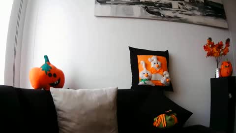 latiinvenushot online show from October 6, 2025, 3:31 pm