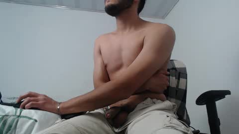 Snapshot of latinbunny7779 chatting on December 6, 2024, 1:29 am camilo online show from December 6, 2024, 1:29 am