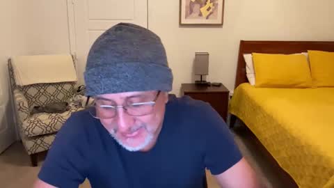 QS - INDEPENDENT MODEL online show from October 27, 2025, 5:11 am