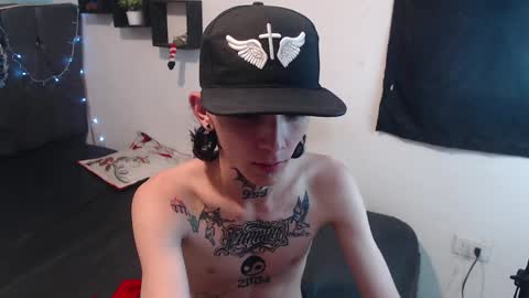 Snapshot of latins_boys_20 chatting on December 18, 2024, 10:40 am NICK online show from December 18, 2024, 10:40 am