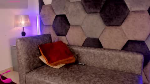 LEANDRO online show from February 25, 2026, 3:49 am