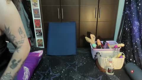  Wen  online show from November 12, 2025, 4:07 pm