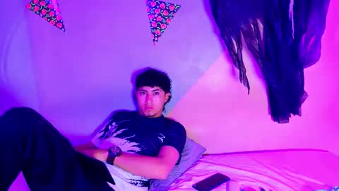 laura_and_kevin online show from October 28, 2025, 1:36 pm