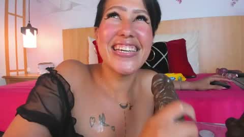 Snapshot of laura_torress chatting on July 7, 2026, 7:23 am Laura online show from July 7, 2026, 7:23 am