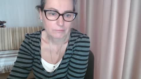 Lauraoven1 online show from February 19, 2025, 7:17 am