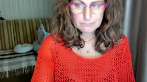 Lauraoven1 online show from October 6, 2025, 2:03 pm