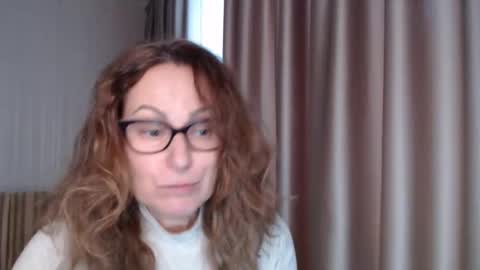 Lauraoven1 online show from November 12, 2025, 10:04 am