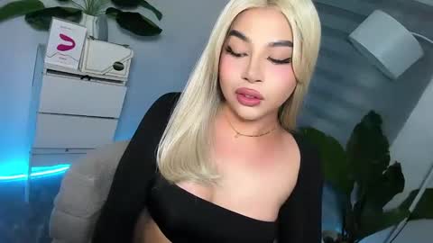 Snapshot of laurasinclair chatting on March 4, 2025, 3:15 pm Your sweet Laura online show from March 4, 2025, 3:15 pm