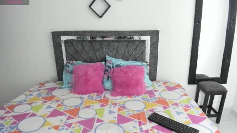 laurasofia01 online show from November 6, 2025, 2:40 pm