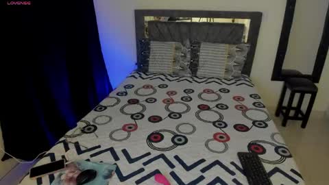 laurasofia01 online show from June 6, 2026, 1:43 am