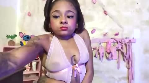 Snapshot of lauren_hills7069 chatting on January 19, 2025, 3:50 am Lauren online show from January 19, 2025, 3:50 am