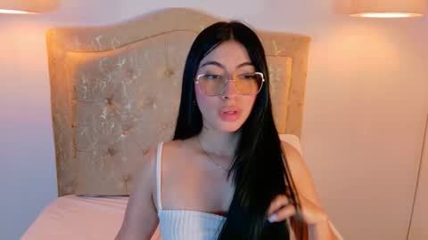 Snapshot of laurenn_smitth chatting on November 4, 2025, 12:37 pm laurenn_smitth online show from November 4, 2025, 12:37 pm
