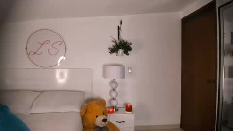 Lauren Saenz online show from February 28, 2025, 3:15 pm