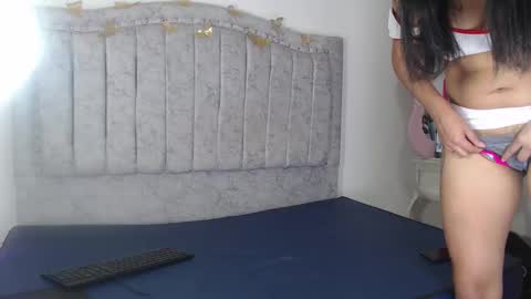 Snapshot of lauri_thx chatting on January 6, 2026, 2:10 pm lauri_thx online show from January 6, 2026, 2:10 pm