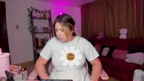 Snapshot of lauu_r chatting on January 2, 2025, 2:33 am online show from January 2, 2025, 2:33 am