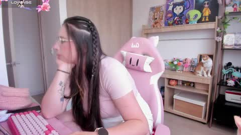 Snapshot of lauu_r chatting on April 8, 2026, 4:18 pm online show from April 8, 2026, 4:18 pm