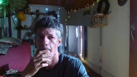 Laye19 online show from December 30, 2024, 3:24 pm