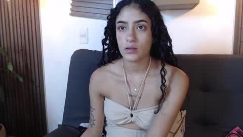 Layla online show from December 16, 2025, 9:09 pm