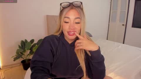 Snapshot of leah_01 chatting on July 2, 2026, 3:23 am Leah online show from July 2, 2026, 3:23 am