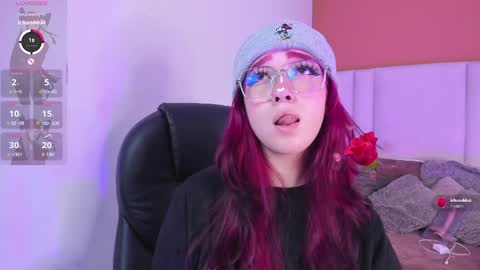Snapshot of leah_cherry chatting on April 28, 2026, 9:42 pm Leah online show from April 28, 2026, 9:42 pm