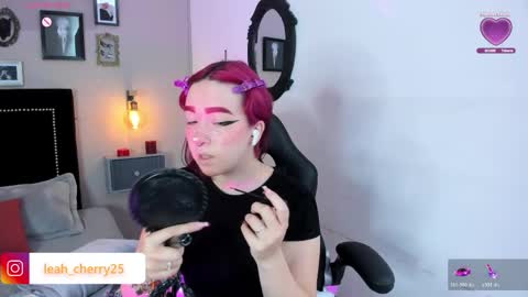 Snapshot of leah_cherry chatting on May 8, 2026, 11:43 pm Leah online show from May 8, 2026, 11:43 pm