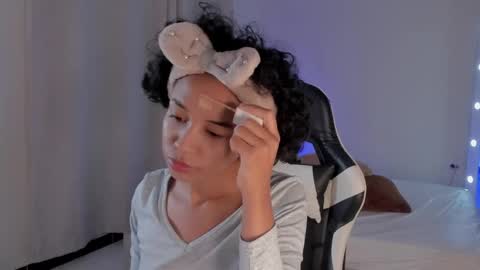 Snapshot of leahaltomm chatting on February 12, 2025, 10:35 am leahaltomm online show from February 12, 2025, 10:35 am